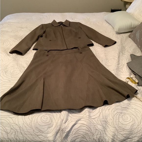 Ladies brown suit. - Picture 1 of 4